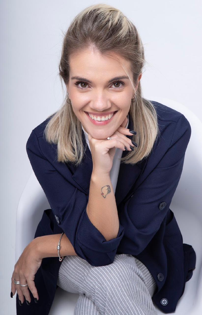 Dra. Marcella Galvão com blazer azul